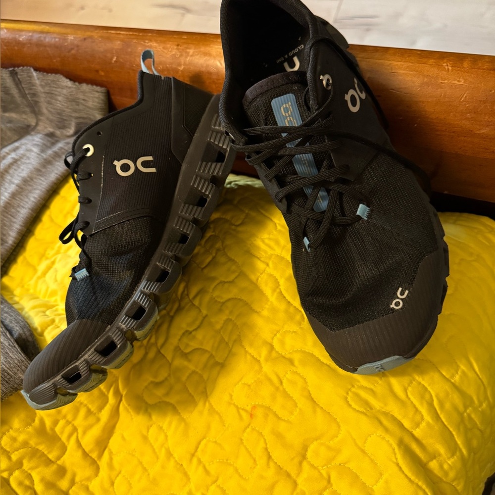 On Running WoMen's Black and Blue Athletic Shoes